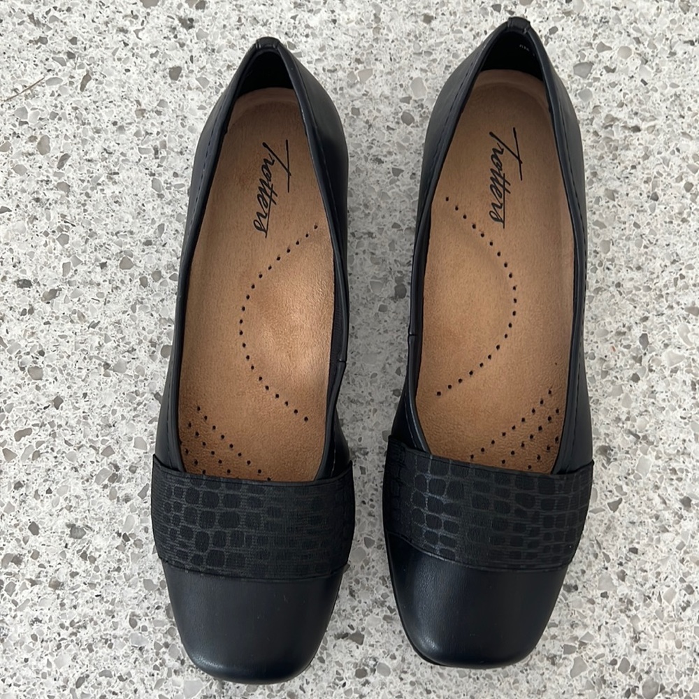Trotters- Samantha Black Flats Size 8M